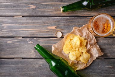 Taze bira ve cips ahşap arka plan üzerinde