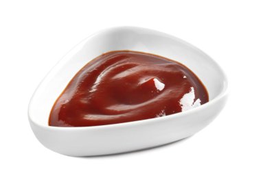 Beyaz arka plan üzerinde barbekü sosu ile kase