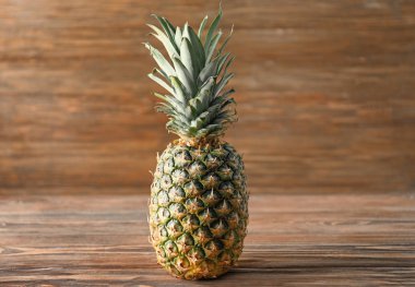 Ahşap masa üzerinde lezzetli ananas