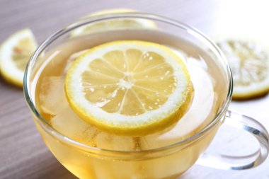 Cam bardak buz ve limon tablo ile lezzetli çay