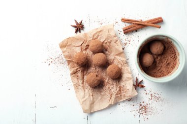 Beyaz ahşap masa üzerinde lezzetli çikolata truffles