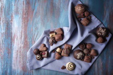 Ahşap masa üzerinde farklı lezzetli çikolata şekerleme
