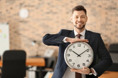 Olgun işadamı ile ofiste masa saati. Zaman yönetimi kavramı