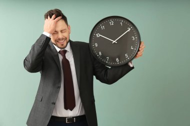 Renk arka plan üzerinde saatli bir iş adamı. Zaman yönetimi kavramı