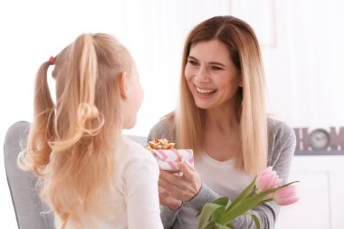 Alıcı hediye ve çiçek evde şirin küçük kızı anne