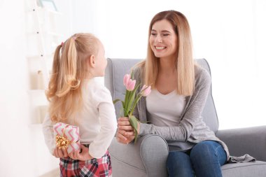 Sevimli küçük kız anne onun arkasından hediye kutusu gizleme