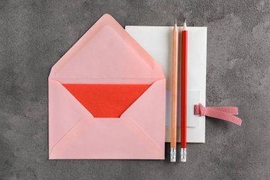 Zarf ve gri arka plan üzerinde kalem düz yatıyordu kompozisyonu. Posta hizmeti