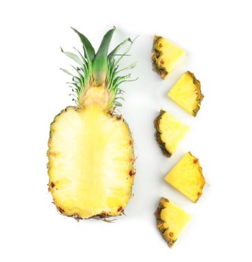 Beyaz zemin üzerine lezzetli dilimlenmiş ananas ile kompozisyon