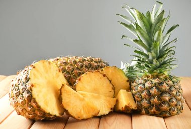 Ahşap masa üzerinde lezzetli dilimlenmiş ananas ile kompozisyon