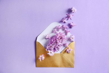 Renk arka plan üzerinde çiçekler olan açık posta zarf