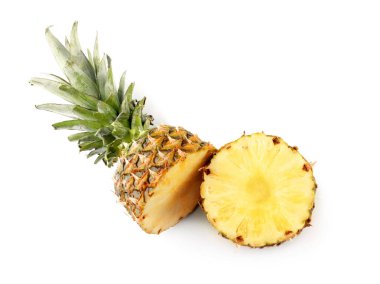 Beyaz arka plan üzerinde olgunlaşmış taze ananas