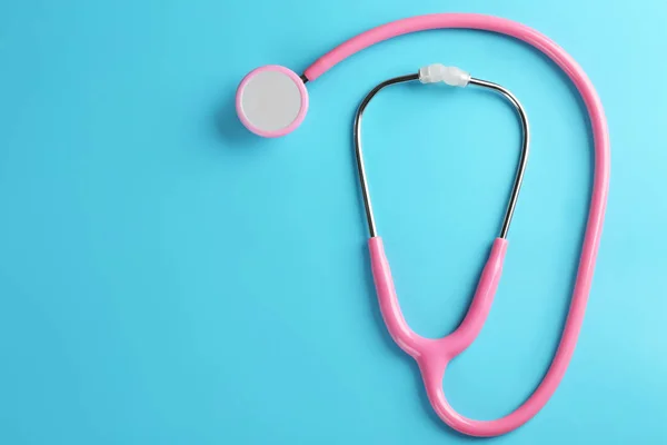Stethoskop auf farbigem Hintergrund — Stockfoto
