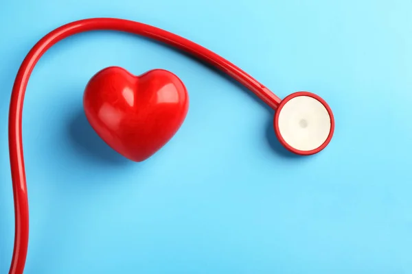 Stethoscoop met kleine hart op kleur achtergrond — Stockfoto