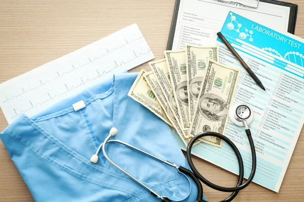 お金、検査ブルー医師と聴診器のテーブルに均一 — ストック写真