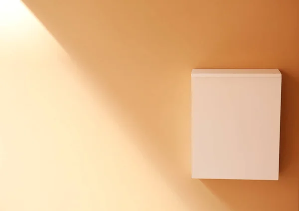 Біла поштова скринька на стіні будівлі — стокове фото