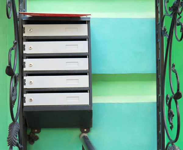 Σταθμός αλληλογραφία γραμματοκιβώτιο στον τοίχο του κτιρίου σε εξωτερικούς χώρους — Φωτογραφία Αρχείου