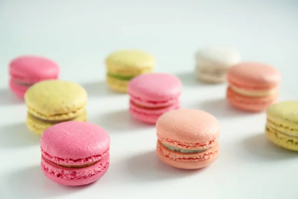 Leckere bunte Macarons auf weißem Hintergrund — Stockfoto
