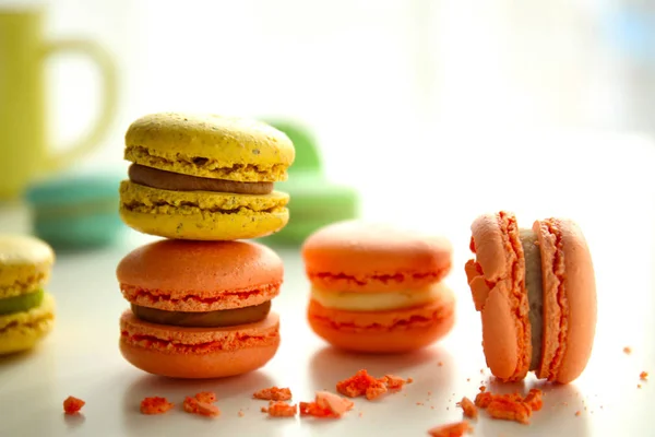 Leckere bunte Macarons auf hellem Tisch — Stockfoto