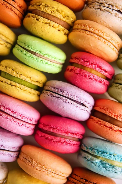 Sabrosos macarons coloridos, vista superior — Foto de Stock