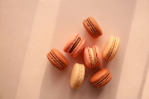 Leckere bunte Macarons auf hellem Tisch — Stockfoto