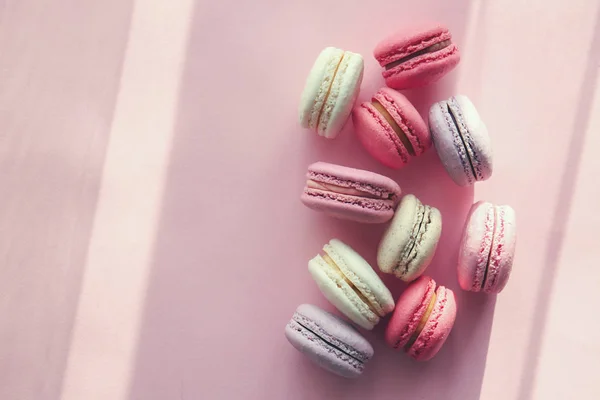 Ízletes macarons színes háttérrel — Stock Fotó