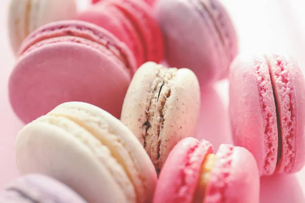 Leckere Macarons auf farbigem Hintergrund, Nahaufnahme — Stockfoto