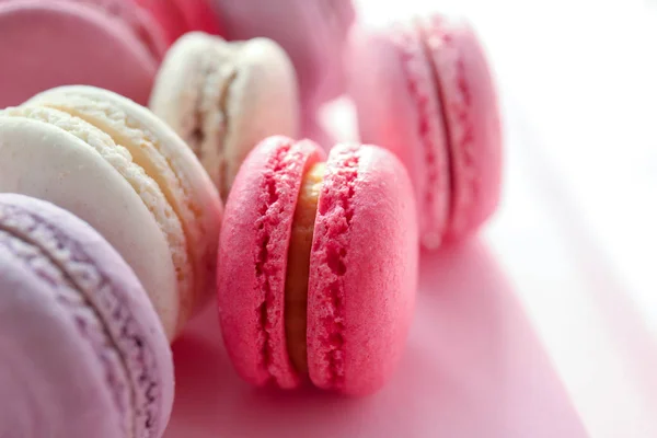 Leckere Macarons auf farbigem Hintergrund, Nahaufnahme — Stockfoto