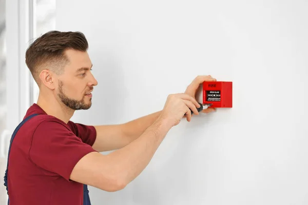 Electricista instalando sistema de alarma contra incendios — Foto de Stock