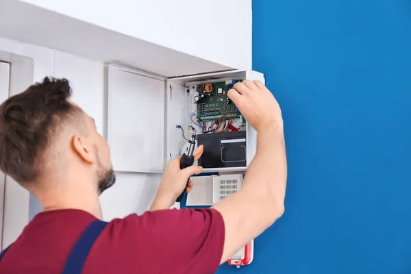 Electrician installing alarm system — Stock Photo, Image