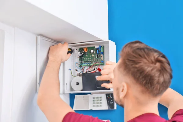 Electrician installing alarm system — Stock Photo, Image