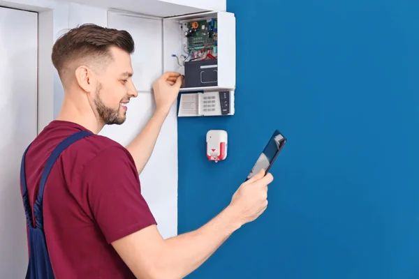 Electrician inspecting alarm system — Stock Photo, Image