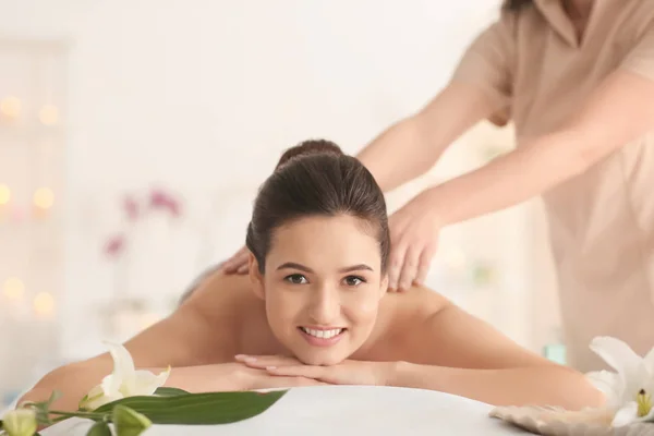 Mujer joven recibiendo masaje en el salón de spa —  Fotos de Stock