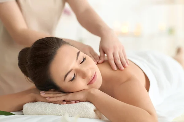 Mujer joven recibiendo masaje en el salón de spa — Foto de Stock