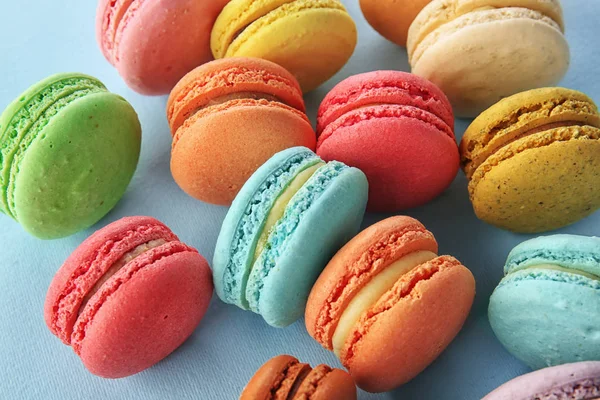 Köstliche Macarons auf farbigem Hintergrund — Stockfoto