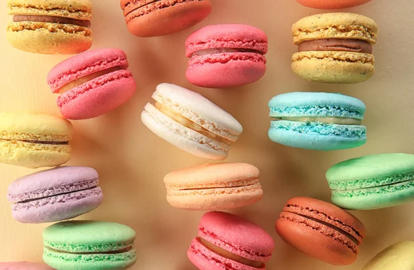 Delicious macarons on color background, top view — Stock Photo, Image