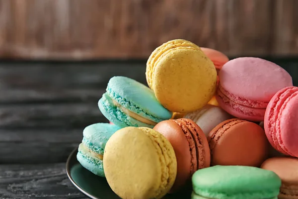 Plate with colorful macarons on table — Stock Photo, Image