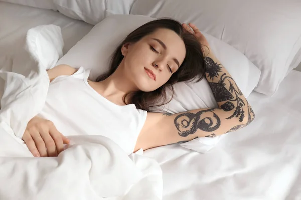 Jovem mulher bonita dormindo na cama em casa. De manhã cedo — Fotografia de Stock