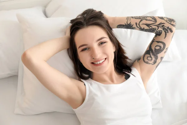 Jeune belle femme couchée sur le lit le matin — Photo