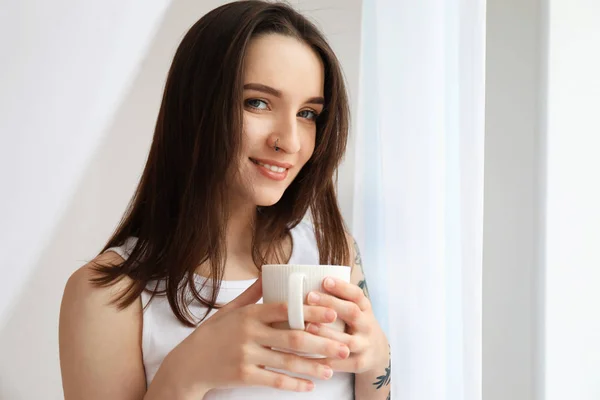 Jovem mulher bonita bebendo café em casa de manhã — Fotografia de Stock