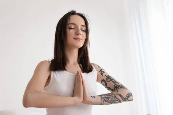 Mujer joven practicando yoga en el interior por la mañana —  Fotos de Stock