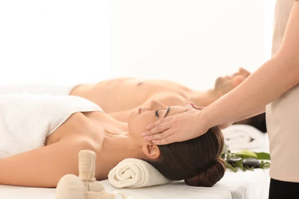 Young couple relaxing in spa salon — Stock Photo, Image