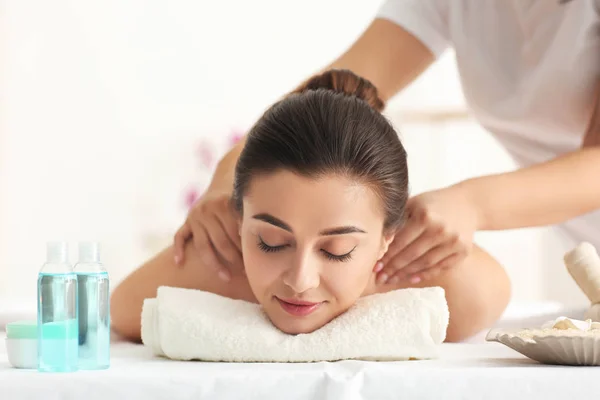 Szczęśliwa młoda kobieta o masaż w salonie spa — Zdjęcie stockowe