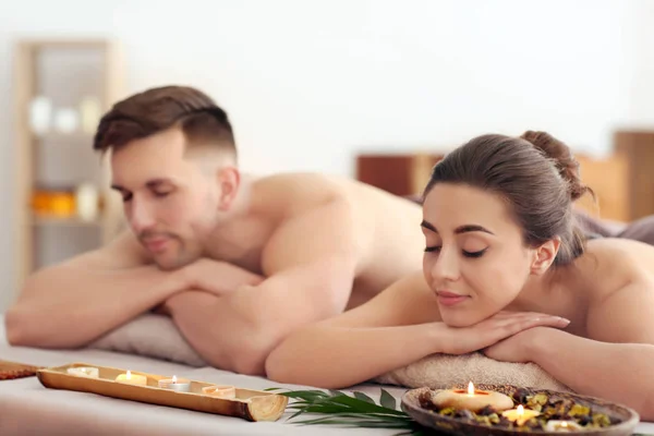 Young couple relaxing in spa salon — Stock Photo, Image