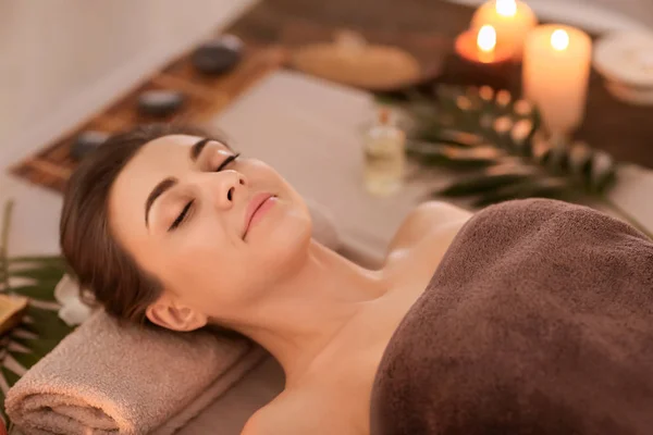 Jovem feliz relaxando no salão de spa — Fotografia de Stock