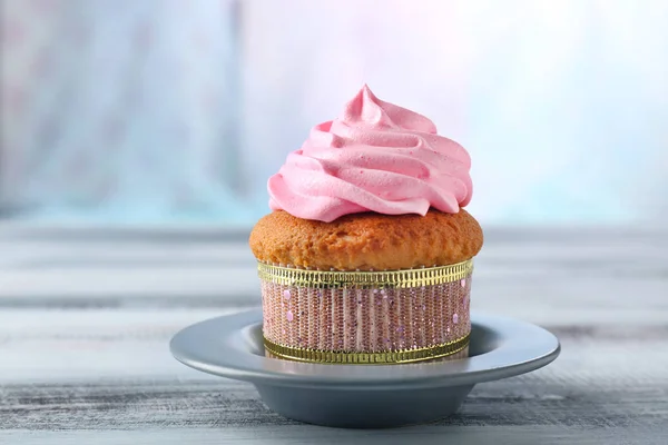 Γευστικό cupcake στον πίνακα θολή φόντο. Γιορτή της μητέρας — Φωτογραφία Αρχείου