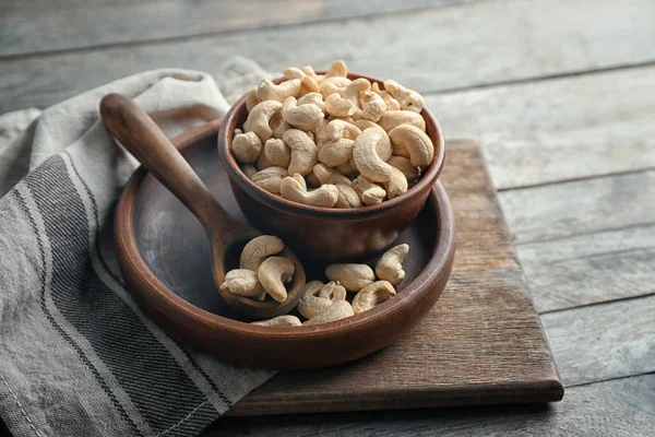 Bowl of tasty cashew nuts on wooden table — Stock Photo, Image