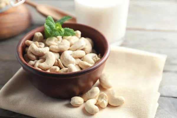 Bowl of tasty cashew nuts on table — Stock Photo, Image