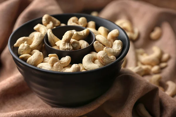 Bowl with tasty cashew nuts on table — Stock Photo, Image
