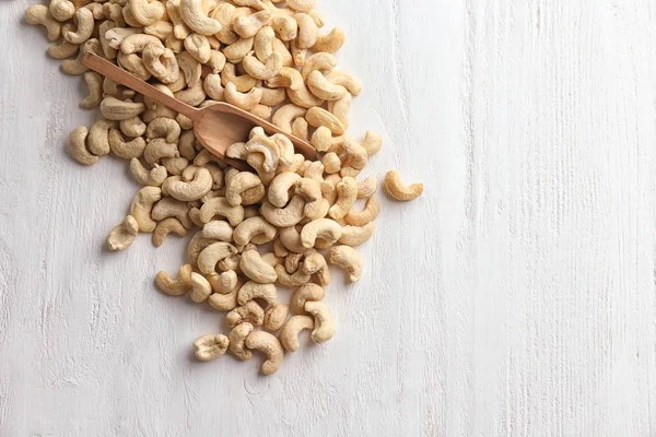 Tasty cashew nuts on white wooden background — Stock Photo, Image