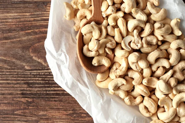 Tasty cashew nuts on wooden background — Stock Photo, Image